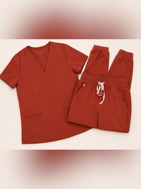 Figs Women's Scrub Set in Size Small / Figs Scrub Set in ‘Auburn’ (Rust) Color